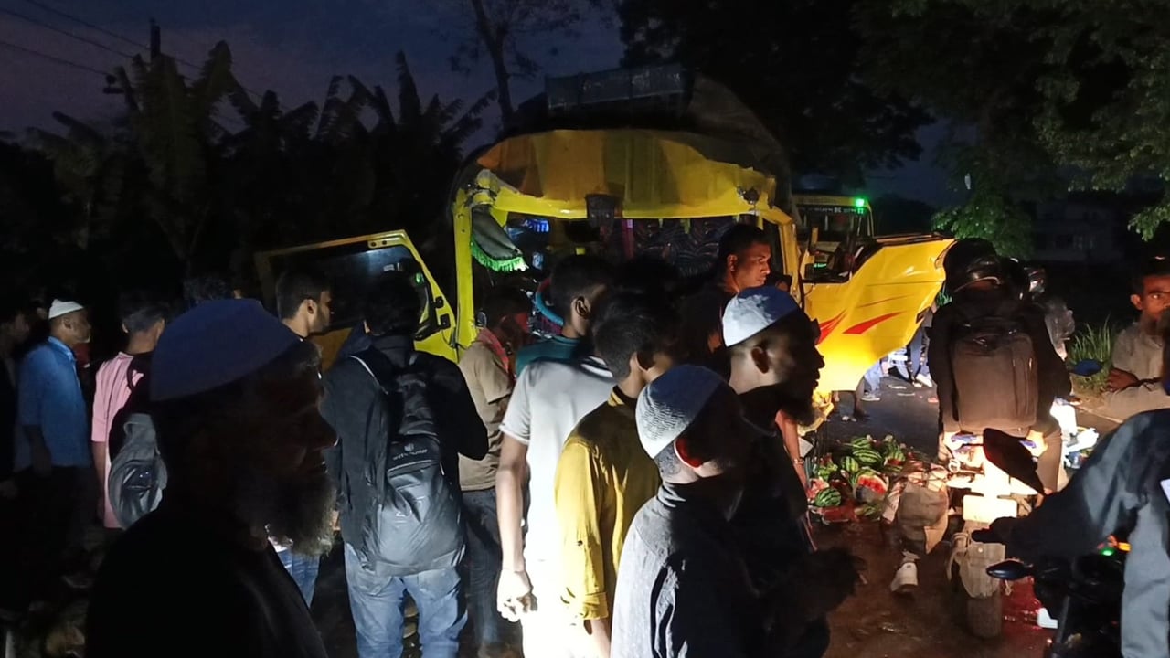 মাদারীপুরে বাস-ট্রাক মুখোমুখি সংঘর্ষ, আহত ১৫